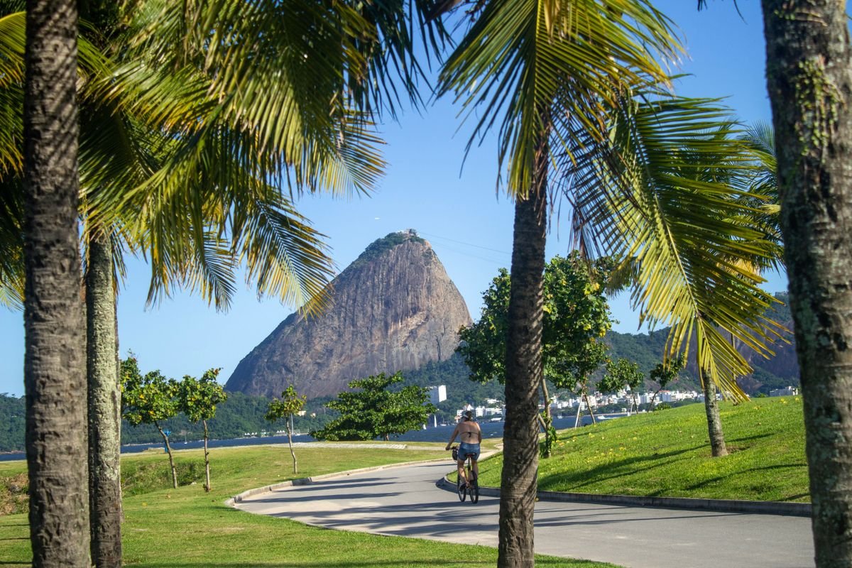 O Que Fazer no Rio de Janeiro em 5 Dias: Roteiro Completo 2 Bondinho do Pão de Açúcar sobre a Baía de Guanabara