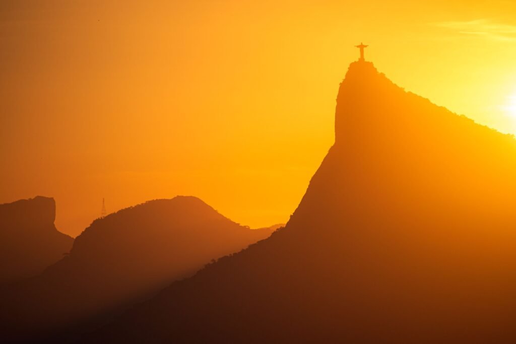 Cristo Redentor de Uber, Carro ou a Pé: Dúvidas Respondidas 2 Cristo Redentor visto de baixo, no topo do Corcovado, no Rio de Janeiro
