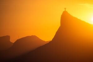 Cristo Redentor visto de baixo, no topo do Corcovado, no Rio de Janeiro