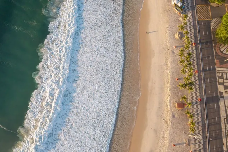 Queima de Fogos Copacabana 2026: programação e acesso 2 Vista aérea da orla de Copacabana no Rio de Janeiro