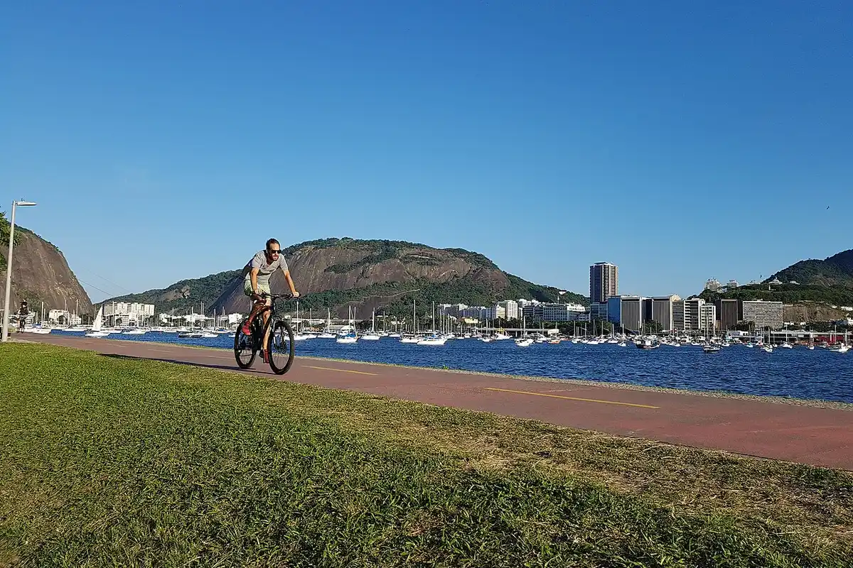 Maratona do Rio 2027: datas, sorteio do 21K e inscrições 2 Ciclista na pista do Aterro do Flamengo com a Enseada de Botafogo e a Marina da Glória ao fundo