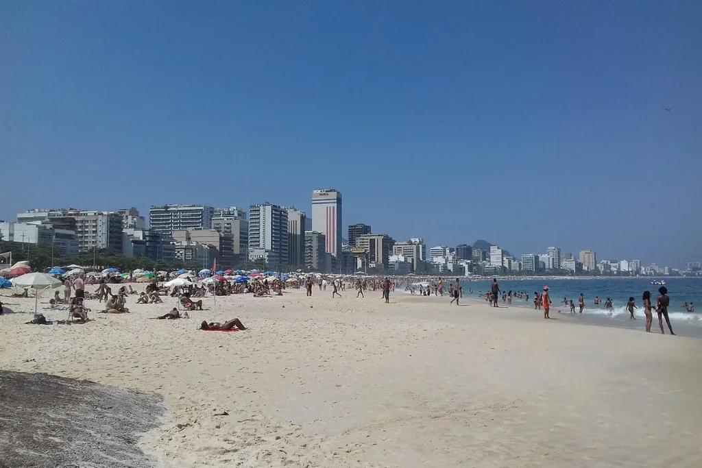 Maratona do Rio 2027: datas, sorteio do 21K e inscrições 1 Praia do Leblon, no Rio de Janeiro, onde larga a meia maratona da Maratona do Rio